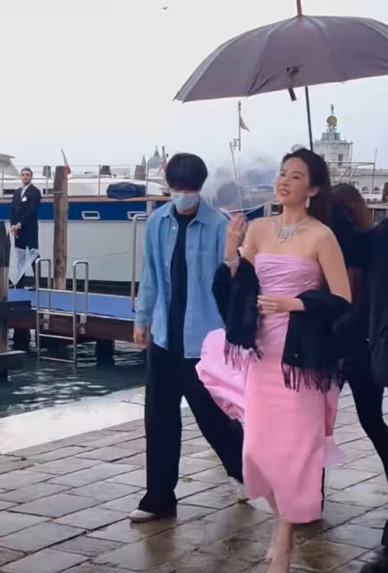 劉亦菲國外看秀生圖惹爭議，肩膀壯實駝背明顯，近照被指毫無仙氣