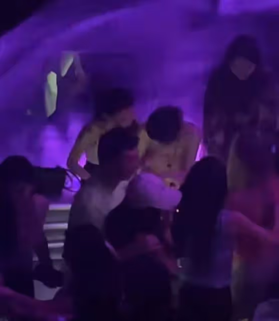 王思聰現身夜店被偶遇，緊摟美女不放手，共抽一支煙關係親密