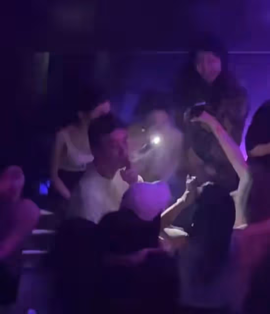 王思聰現身夜店被偶遇，緊摟美女不放手，共抽一支煙關係親密