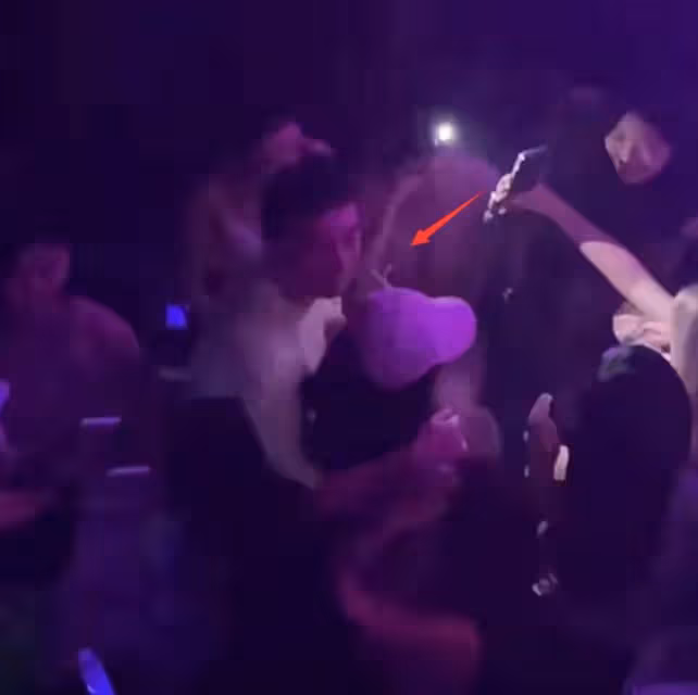王思聰現身夜店被偶遇，緊摟美女不放手，共抽一支煙關係親密