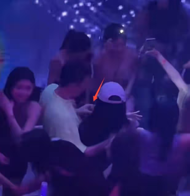 王思聰現身夜店被偶遇，緊摟美女不放手，共抽一支煙關係親密