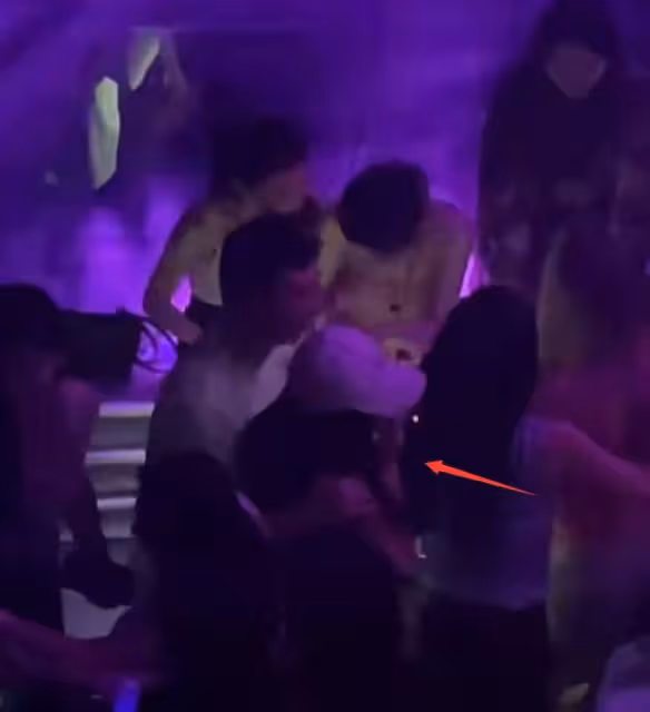 王思聰現身夜店被偶遇，緊摟美女不放手，共抽一支煙關係親密