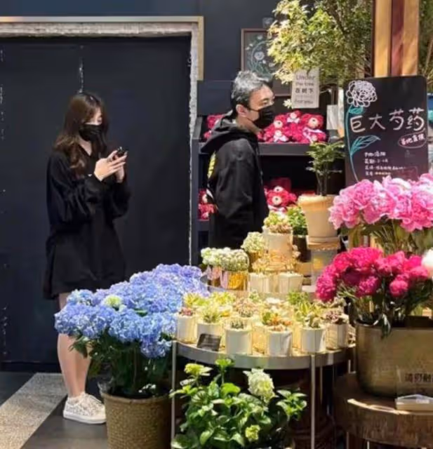 王思聰現身夜店被偶遇，緊摟美女不放手，共抽一支煙關係親密