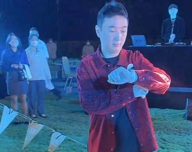 王思聰現身夜店被偶遇，緊摟美女不放手，共抽一支煙關係親密