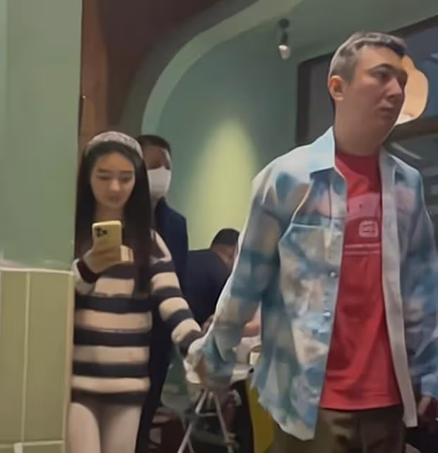 王思聰現身夜店被偶遇，緊摟美女不放手，共抽一支煙關係親密