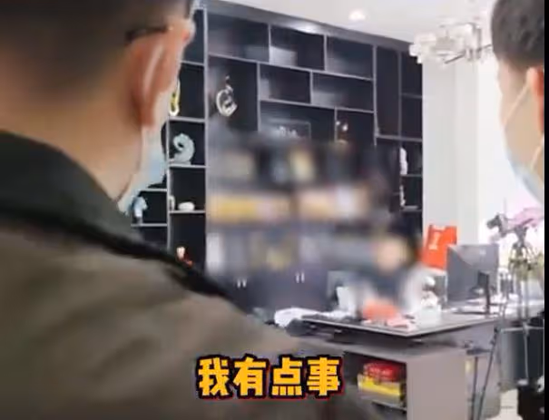 王冕老李被捕現場曝光,兩人同時都在直播,警方進門後匆忙下線