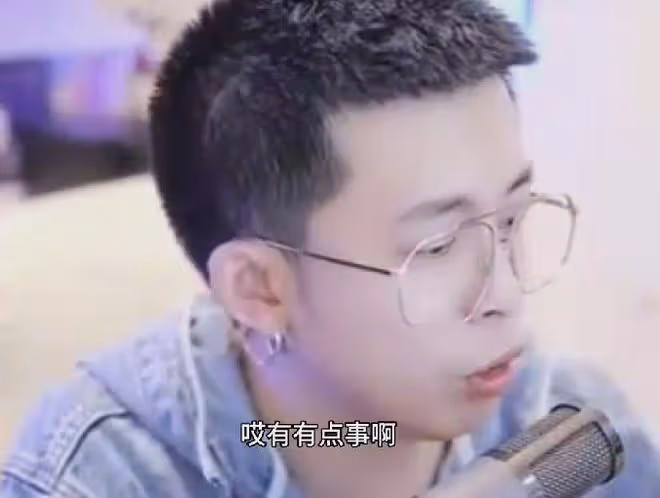 王冕老李被捕現場曝光，兩人同時都在直播，警方進門後匆忙下線