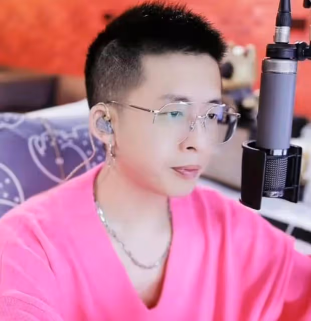王冕老李被捕現場曝光，兩人同時都在直播，警方進門後匆忙下線