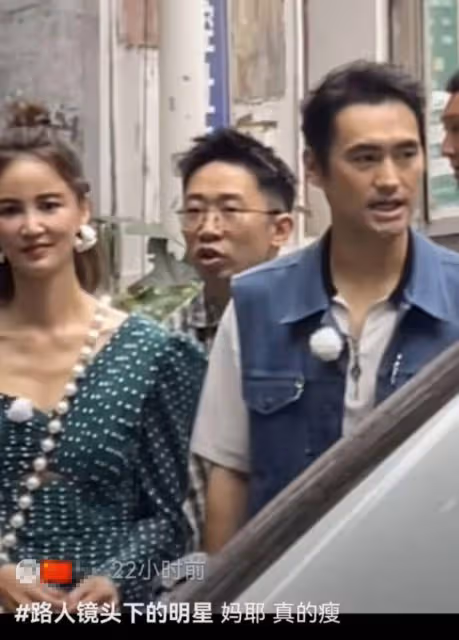 袁弘夫婦錄節目被偶遇,張歆藝近照瘦脫相,巴掌臉排骨胸太違和