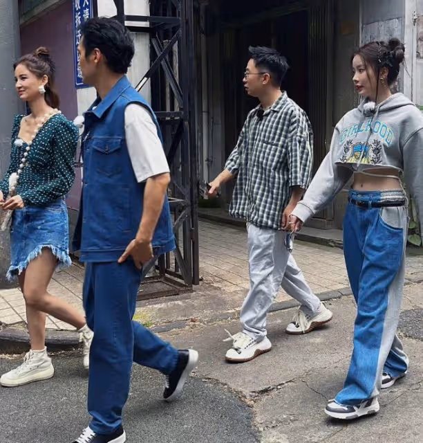 袁弘夫婦錄節目被偶遇,張歆藝近照瘦脫相,巴掌臉排骨胸太違和