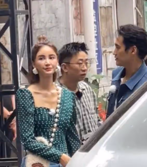 袁弘夫婦錄節目被偶遇,張歆藝近照瘦脫相,巴掌臉排骨胸太違和