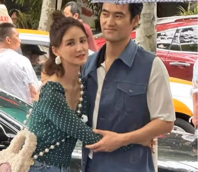 袁弘夫婦錄節目被偶遇,張歆藝近照瘦脫相,巴掌臉排骨胸太違和