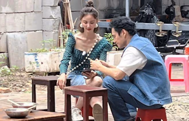 袁弘夫婦錄節目被偶遇,張歆藝近照瘦脫相,巴掌臉排骨胸太違和