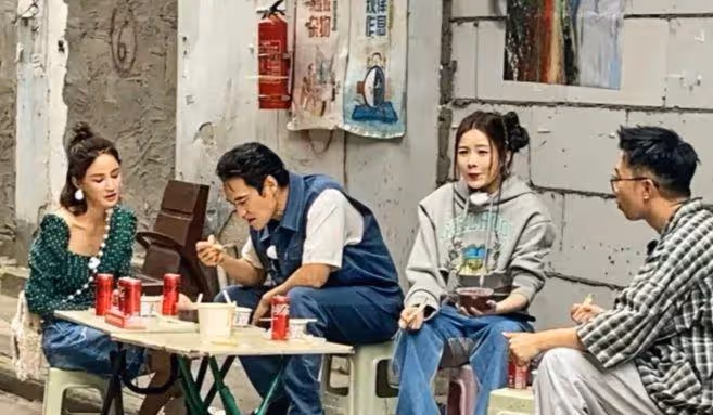 袁弘夫婦錄節目被偶遇,張歆藝近照瘦脫相,巴掌臉排骨胸太違和