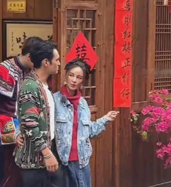 袁弘夫婦錄節目被偶遇,張歆藝近照瘦脫相,巴掌臉排骨胸太違和