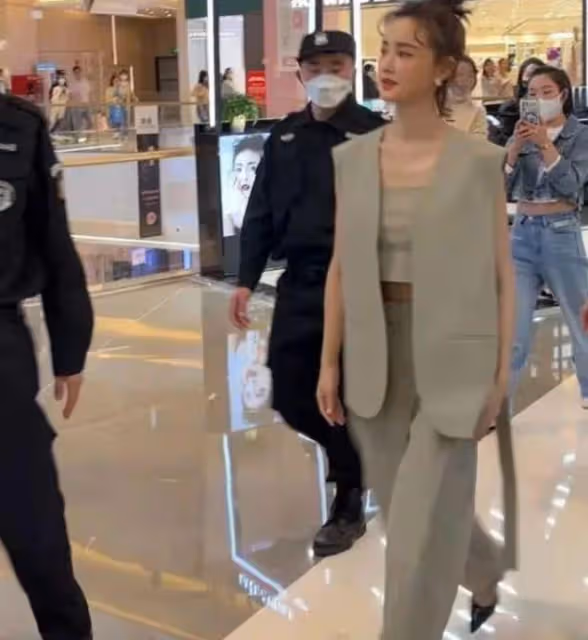 袁弘夫婦錄節目被偶遇,張歆藝近照瘦脫相,巴掌臉排骨胸太違和