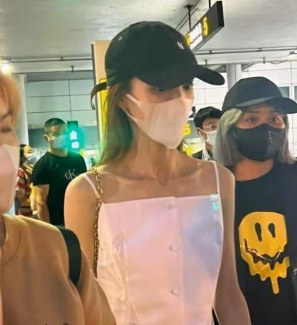 袁弘夫婦錄節目被偶遇,張歆藝近照瘦脫相,巴掌臉排骨胸太違和