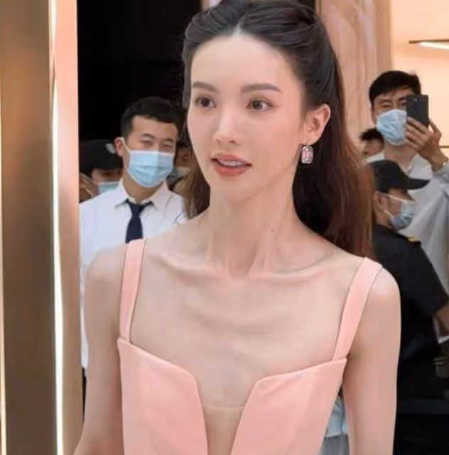 袁弘夫婦錄節目被偶遇,張歆藝近照瘦脫相,巴掌臉排骨胸太違和