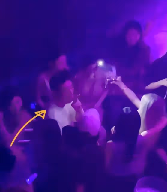 王思聰：去夜店瀟灑，身邊有十位美女陪喝陪玩，吞雲吐霧好不自在