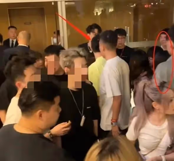 王思聰：去夜店瀟灑，身邊有十位美女陪喝陪玩，吞雲吐霧好不自在
