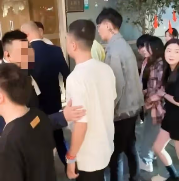 王思聰：去夜店瀟灑，身邊有十位美女陪喝陪玩，吞雲吐霧好不自在