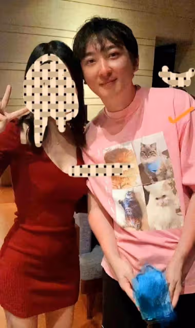 王思聰:去夜店瀟灑,身邊有十位美女陪喝陪玩,吞雲吐霧好不自在