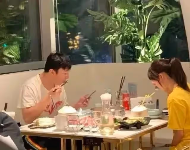 王思聰:去夜店瀟灑,身邊有十位美女陪喝陪玩,吞雲吐霧好不自在