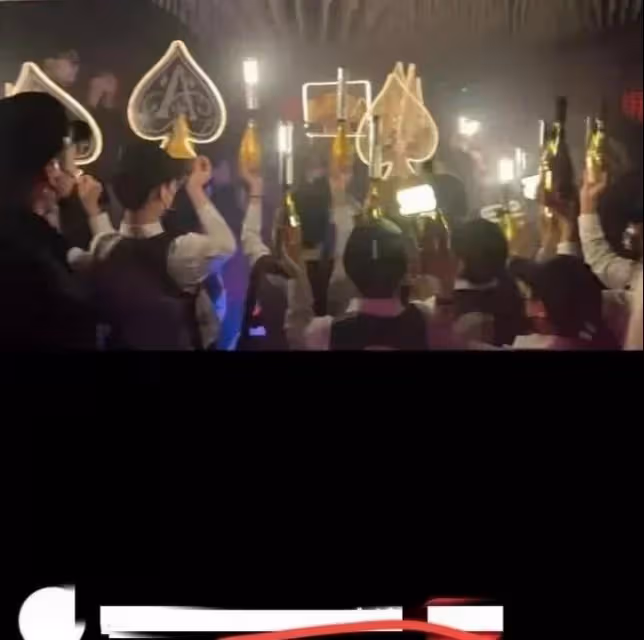 王思聰:去夜店瀟灑,身邊有十位美女陪喝陪玩,吞雲吐霧好不自在