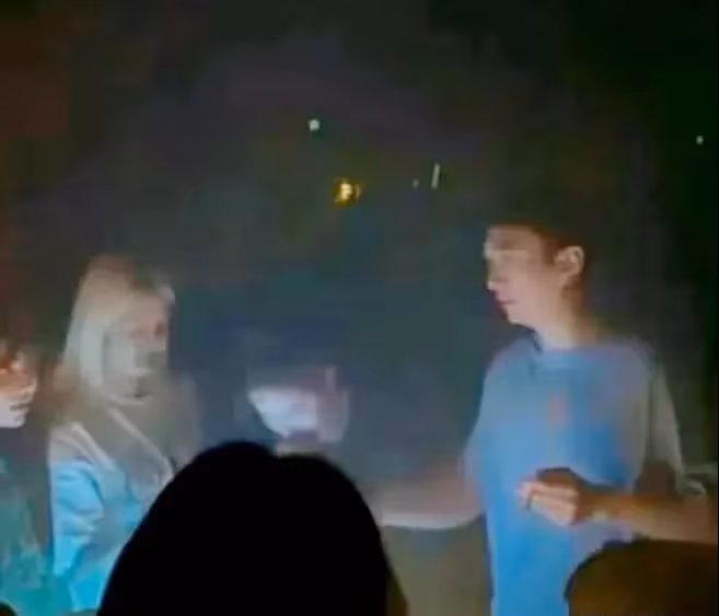 王思聰:去夜店瀟灑,身邊有十位美女陪喝陪玩,吞雲吐霧好不自在