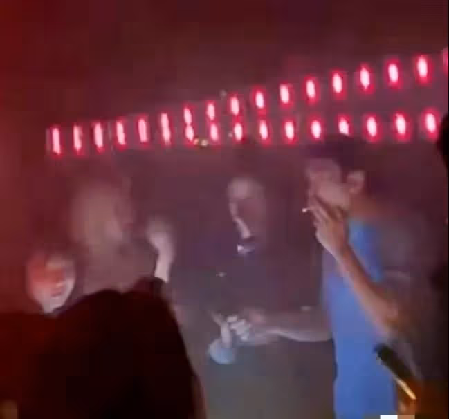 王思聰:去夜店瀟灑,身邊有十位美女陪喝陪玩,吞雲吐霧好不自在