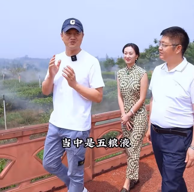 李亞鵬:慘遭五糧液拒絕後,選擇繼續賣茶,上萬的岩茶賣3999還債