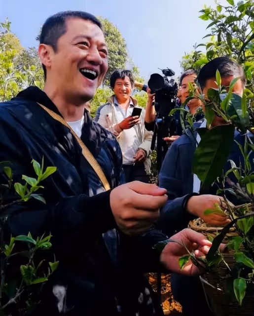 李亞鵬:慘遭五糧液拒絕後,選擇繼續賣茶,上萬的岩茶賣3999還債