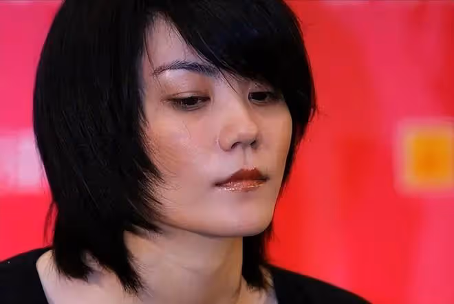 王菲表示,自己沒有義務幫助李亞鵬還債,用行動「教育」女兒