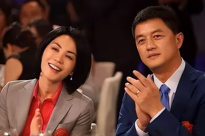 王菲表示,自己沒有義務幫助李亞鵬還債,用行動「教育」女兒