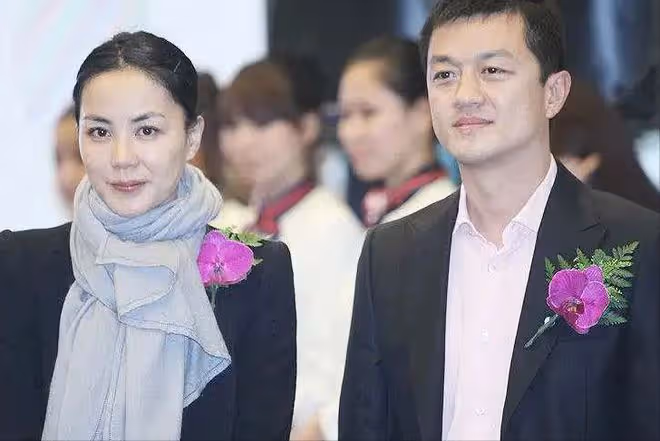 王菲表示,自己沒有義務幫助李亞鵬還債,用行動「教育」女兒