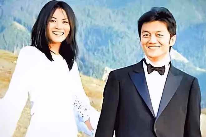 王菲表示,自己沒有義務幫助李亞鵬還債,用行動「教育」女兒