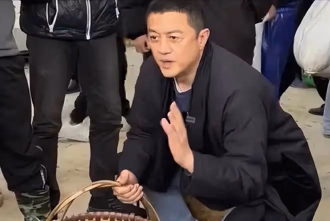 王菲表示,自己沒有義務幫助李亞鵬還債,用行動「教育」女兒