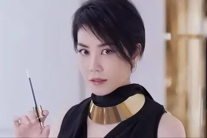 王菲表示,自己沒有義務幫助李亞鵬還債,用行動「教育」女兒