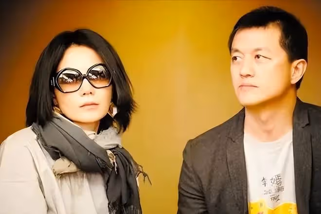 王菲表示,自己沒有義務幫助李亞鵬還債,用行動「教育」女兒