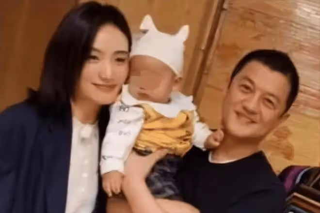 王菲表示,自己沒有義務幫助李亞鵬還債,用行動「教育」女兒