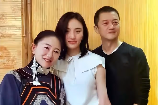 王菲表示,自己沒有義務幫助李亞鵬還債,用行動「教育」女兒
