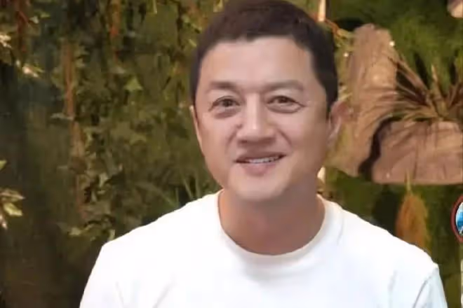 王菲表示,自己沒有義務幫助李亞鵬還債,用行動「教育」女兒