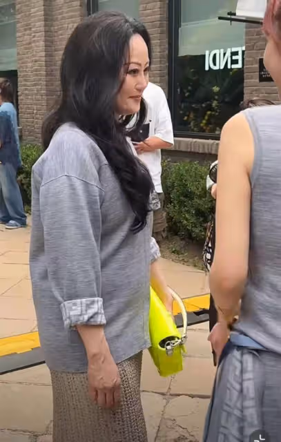 章小蕙被偶遇，身材發福成大媽毫無時尚感，與精修圖反差太大