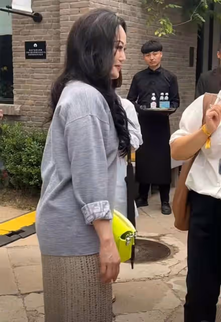 章小蕙被偶遇，身材發福成大媽毫無時尚感，與精修圖反差太大