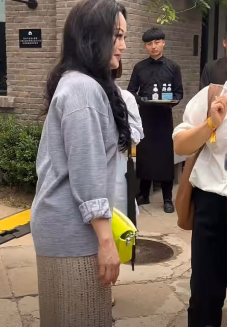 章小蕙被偶遇,身材發福成大媽毫無時尚感,與精修圖反差太大