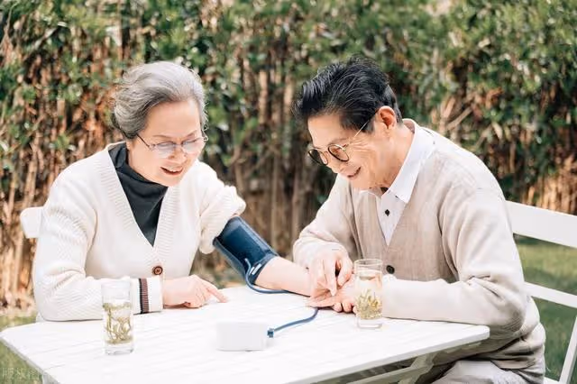 搭夥只過了兩天就分手,阿姨:非得跟我睡一個屋,大爺:真能裝