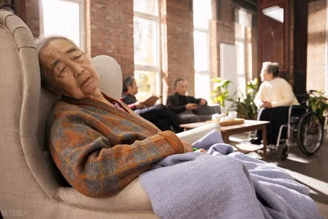 6個孩子的87歲母親醒悟:到了晚年才明白,原來家人之間也很現實