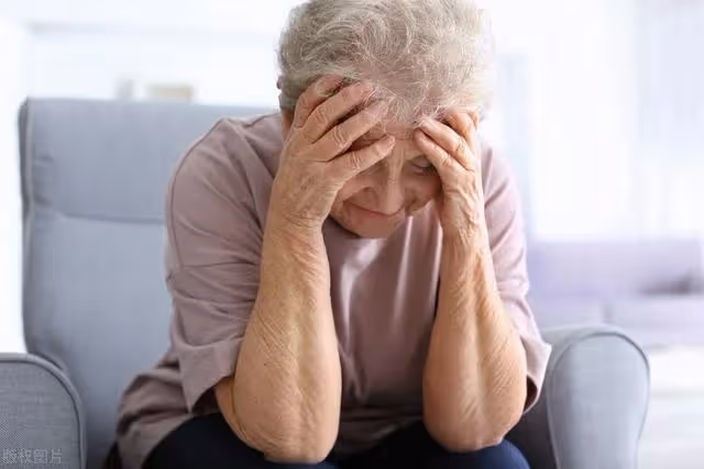再婚失敗回兒子家,兒子連點15天外賣,61歲阿姨哭訴:我早該離開