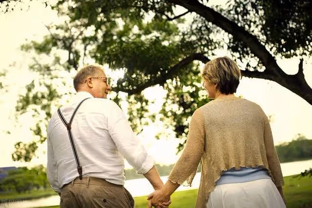 再婚失敗回兒子家,兒子連點15天外賣,61歲阿姨哭訴:我早該離開