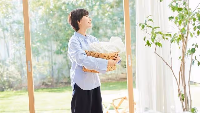 婆婆生病住院，我揣10萬連夜趕回，病房外聽到公婆談話，決然離婚
